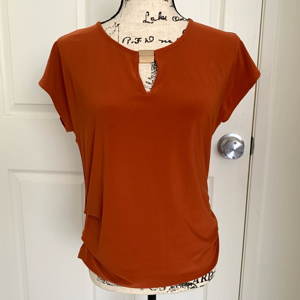 🌿 AUW Women’s Rust Orange Keyhole Runch Side Blouse Top